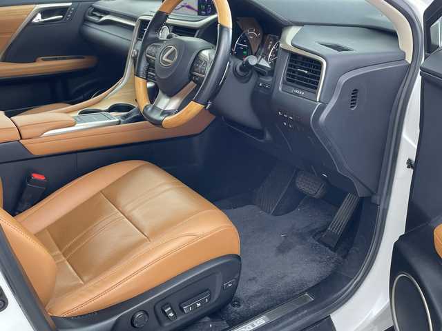 レクサス ＲＸ 450h バージョンL 兵庫県 2021(令3)年 5万km ソニッククォーツ ・サンルーフ/・LEXUSsafety/・プリクラッシュセーフティ/・レーントレーシングアシスト/・レーダークルーズコントロール/・オートマチックハイビーム/・ブラインドスポットモニター/・クリアランスソナー/・リヤクロストラフィックアラート/・パーキングサポートブレーキ/・ロードサインアシスト/・ヘッドアップディスプレイ/・先行車発進告知/・パワーバックドア/・純正12.3型ナビ＆TV＆BT＆DVD＆BD＆SD/・全方位カメラ/・リアエンターテイメントシステム/・HDMI接続/・茶革シート/・全席シートヒーター/・前席シートベンチレーション/・前席パワーシート/・ステアリングヒーター/・ステアリングスイッチ/・パドルシフト/・前後ドライブレコーダー/・3眼LEDヘッドライト/・LEDフロントフォグ/・オートライト/・スマートキー/・プッシュスタート/・スペアキー/・純正20インチアルミホイール