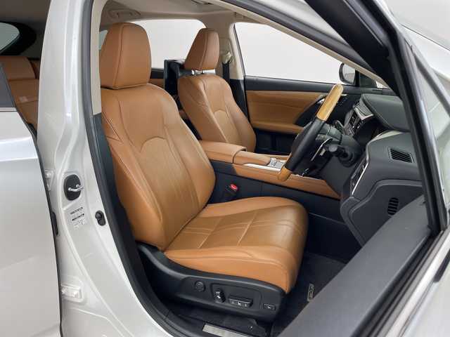 レクサス ＲＸ 450h バージョンL 兵庫県 2021(令3)年 5万km ソニッククォーツ ・サンルーフ/・LEXUSsafety/・プリクラッシュセーフティ/・レーントレーシングアシスト/・レーダークルーズコントロール/・オートマチックハイビーム/・ブラインドスポットモニター/・クリアランスソナー/・リヤクロストラフィックアラート/・パーキングサポートブレーキ/・ロードサインアシスト/・ヘッドアップディスプレイ/・先行車発進告知/・パワーバックドア/・純正12.3型ナビ＆TV＆BT＆DVD＆BD＆SD/・全方位カメラ/・リアエンターテイメントシステム/・HDMI接続/・茶革シート/・全席シートヒーター/・前席シートベンチレーション/・前席パワーシート/・ステアリングヒーター/・ステアリングスイッチ/・パドルシフト/・前後ドライブレコーダー/・3眼LEDヘッドライト/・LEDフロントフォグ/・オートライト/・スマートキー/・プッシュスタート/・スペアキー/・純正20インチアルミホイール