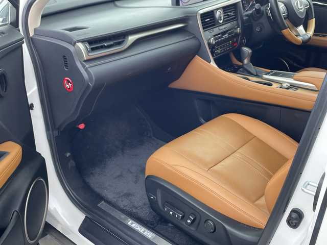 レクサス ＲＸ 450h バージョンL 兵庫県 2021(令3)年 5万km ソニッククォーツ ・サンルーフ/・LEXUSsafety/・プリクラッシュセーフティ/・レーントレーシングアシスト/・レーダークルーズコントロール/・オートマチックハイビーム/・ブラインドスポットモニター/・クリアランスソナー/・リヤクロストラフィックアラート/・パーキングサポートブレーキ/・ロードサインアシスト/・ヘッドアップディスプレイ/・先行車発進告知/・パワーバックドア/・純正12.3型ナビ＆TV＆BT＆DVD＆BD＆SD/・全方位カメラ/・リアエンターテイメントシステム/・HDMI接続/・茶革シート/・全席シートヒーター/・前席シートベンチレーション/・前席パワーシート/・ステアリングヒーター/・ステアリングスイッチ/・パドルシフト/・前後ドライブレコーダー/・3眼LEDヘッドライト/・LEDフロントフォグ/・オートライト/・スマートキー/・プッシュスタート/・スペアキー/・純正20インチアルミホイール