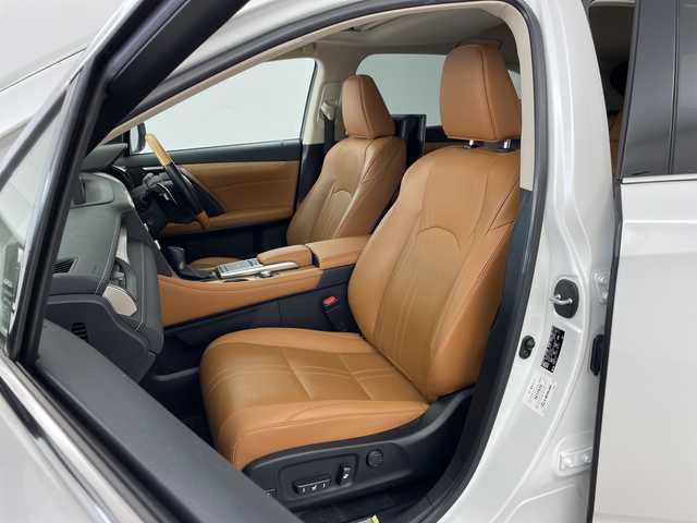 レクサス ＲＸ 450h バージョンL 兵庫県 2021(令3)年 5万km ソニッククォーツ ・サンルーフ/・LEXUSsafety/・プリクラッシュセーフティ/・レーントレーシングアシスト/・レーダークルーズコントロール/・オートマチックハイビーム/・ブラインドスポットモニター/・クリアランスソナー/・リヤクロストラフィックアラート/・パーキングサポートブレーキ/・ロードサインアシスト/・ヘッドアップディスプレイ/・先行車発進告知/・パワーバックドア/・純正12.3型ナビ＆TV＆BT＆DVD＆BD＆SD/・全方位カメラ/・リアエンターテイメントシステム/・HDMI接続/・茶革シート/・全席シートヒーター/・前席シートベンチレーション/・前席パワーシート/・ステアリングヒーター/・ステアリングスイッチ/・パドルシフト/・前後ドライブレコーダー/・3眼LEDヘッドライト/・LEDフロントフォグ/・オートライト/・スマートキー/・プッシュスタート/・スペアキー/・純正20インチアルミホイール