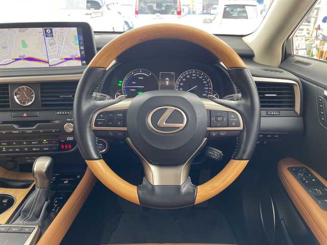 レクサス ＲＸ 450h バージョンL 兵庫県 2021(令3)年 5万km ソニッククォーツ ・サンルーフ/・LEXUSsafety/・プリクラッシュセーフティ/・レーントレーシングアシスト/・レーダークルーズコントロール/・オートマチックハイビーム/・ブラインドスポットモニター/・クリアランスソナー/・リヤクロストラフィックアラート/・パーキングサポートブレーキ/・ロードサインアシスト/・ヘッドアップディスプレイ/・先行車発進告知/・パワーバックドア/・純正12.3型ナビ＆TV＆BT＆DVD＆BD＆SD/・全方位カメラ/・リアエンターテイメントシステム/・HDMI接続/・茶革シート/・全席シートヒーター/・前席シートベンチレーション/・前席パワーシート/・ステアリングヒーター/・ステアリングスイッチ/・パドルシフト/・前後ドライブレコーダー/・3眼LEDヘッドライト/・LEDフロントフォグ/・オートライト/・スマートキー/・プッシュスタート/・スペアキー/・純正20インチアルミホイール