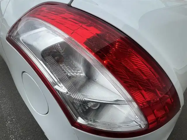 スズキ スイフト XG 秋田県 2014(平26)年 5.7万km スノーホワイトパール 社外ナビ/４WD/ワンセグ/社外アルミ/スマートキー/プッシュスタート/前席シートヒーター/純正フロアマット/純正ドアバイザー/オートエアコン/パワーステアリング/パワーウィンドウ/レベライザー/横滑り防止/盗難防止装置/電動格納ミラー/保証書/取扱説明書/記録簿