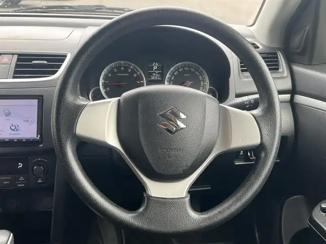 スズキ スイフト XG 秋田県 2014(平26)年 5.7万km スノーホワイトパール 社外ナビ/４WD/ワンセグ/社外アルミ/スマートキー/プッシュスタート/前席シートヒーター/純正フロアマット/純正ドアバイザー/オートエアコン/パワーステアリング/パワーウィンドウ/レベライザー/横滑り防止/盗難防止装置/電動格納ミラー/保証書/取扱説明書/記録簿