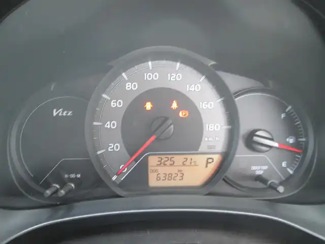 トヨタ ヴィッツ F 千葉県 2017(平29)年 6.4万km シルバーM 禁煙車/ディーラー記録簿H30からR7年有り/ワンオーナー/保証書/取説/ナビ取説/純正SDナビ/ワンセグTV/CD/SD/AUX/Bluetoothオーディオ/前後コーナーセンサー/ヘッドライトレベライザー/ウインカー付きドアミラー/D席シートリフト付き/ドアバイザー/キーレス