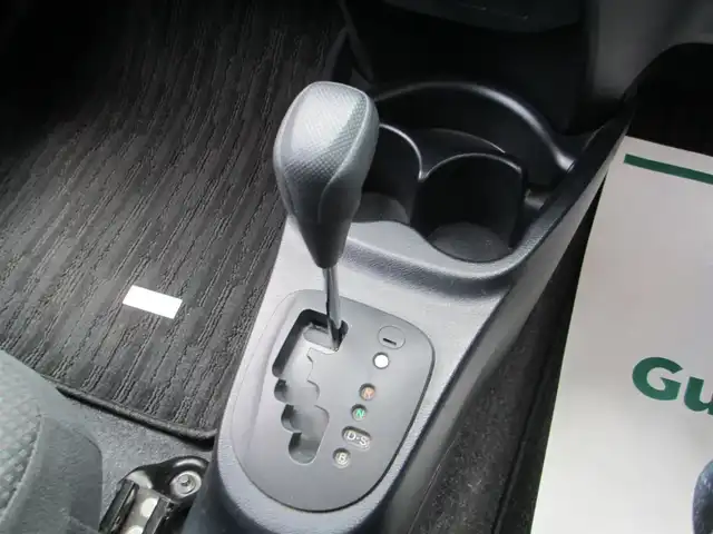 トヨタ ヴィッツ F 千葉県 2017(平29)年 6.4万km シルバーM 禁煙車/ディーラー記録簿H30からR7年有り/ワンオーナー/保証書/取説/ナビ取説/純正SDナビ/ワンセグTV/CD/SD/AUX/Bluetoothオーディオ/前後コーナーセンサー/ヘッドライトレベライザー/ウインカー付きドアミラー/D席シートリフト付き/ドアバイザー/キーレス