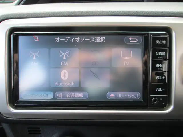 トヨタ ヴィッツ F 千葉県 2017(平29)年 6.4万km シルバーM 禁煙車/ディーラー記録簿H30からR7年有り/ワンオーナー/保証書/取説/ナビ取説/純正SDナビ/ワンセグTV/CD/SD/AUX/Bluetoothオーディオ/前後コーナーセンサー/ヘッドライトレベライザー/ウインカー付きドアミラー/D席シートリフト付き/ドアバイザー/キーレス