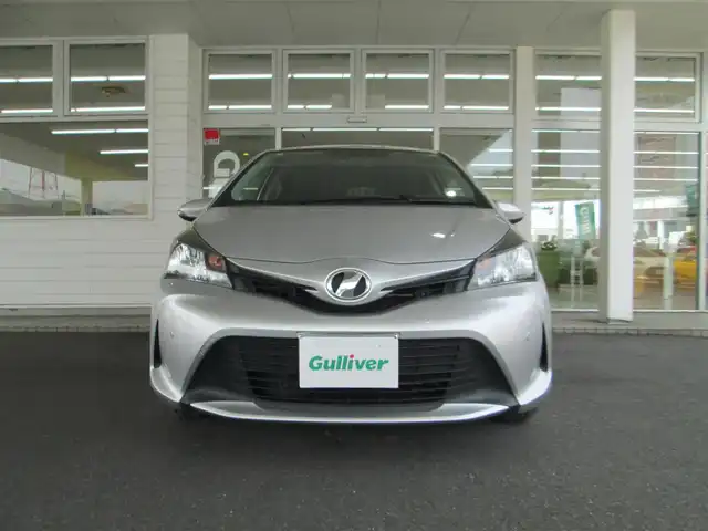 トヨタ ヴィッツ F 千葉県 2017(平29)年 6.4万km シルバーM 禁煙車/ディーラー記録簿H30からR7年有り/ワンオーナー/保証書/取説/ナビ取説/純正SDナビ/ワンセグTV/CD/SD/AUX/Bluetoothオーディオ/前後コーナーセンサー/ヘッドライトレベライザー/ウインカー付きドアミラー/D席シートリフト付き/ドアバイザー/キーレス