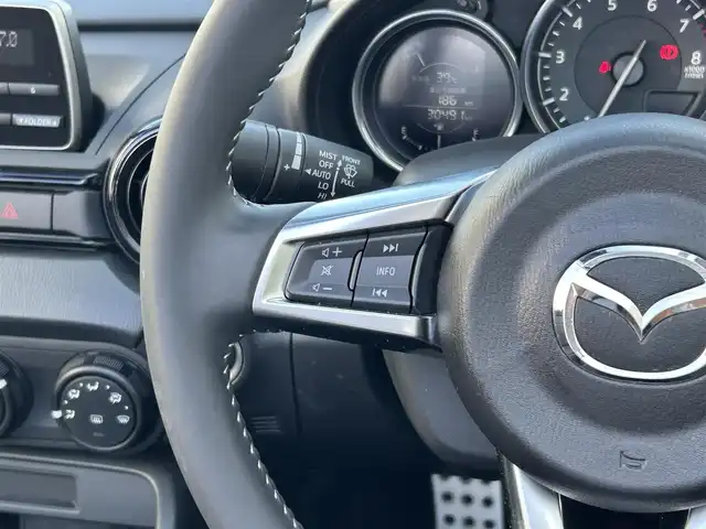 マツダ ロードスター S 滋賀県 2022(令4)年 3.1万km ジェットブラックマイカ 純正カーオーディオ/(FM/AM/USB/AUX)/ETC/積込冬タイヤ/プリクラッシュブレーキアシスト	/スマート・シティブレーキサポート（後退時）（ＳＣＢＳ）/ブラインドスポットモニタリング（ＢＳＭ）/リアクロストラフィックアラート（ＲＣＴＡ）/レーンキープアシスト	/リアパーキングセンサー/電動格納ミラー/革巻きステアリング/ステアリングスイッチ/オートライト/LEDヘッドライト/マニュアルエアコン/プッシュスタート/スマートキー/社外フロアマット