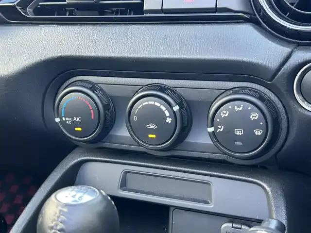 マツダ ロードスター S 滋賀県 2022(令4)年 3.1万km ジェットブラックマイカ 純正カーオーディオ/(FM/AM/USB/AUX)/ETC/積込冬タイヤ/プリクラッシュブレーキアシスト	/スマート・シティブレーキサポート（後退時）（ＳＣＢＳ）/ブラインドスポットモニタリング（ＢＳＭ）/リアクロストラフィックアラート（ＲＣＴＡ）/レーンキープアシスト	/リアパーキングセンサー/電動格納ミラー/革巻きステアリング/ステアリングスイッチ/オートライト/LEDヘッドライト/マニュアルエアコン/プッシュスタート/スマートキー/社外フロアマット
