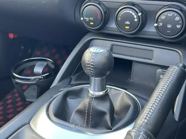 マツダ ロードスター S 滋賀県 2022(令4)年 3.1万km ジェットブラックマイカ 純正カーオーディオ/(FM/AM/USB/AUX)/ETC/積込冬タイヤ/プリクラッシュブレーキアシスト	/スマート・シティブレーキサポート（後退時）（ＳＣＢＳ）/ブラインドスポットモニタリング（ＢＳＭ）/リアクロストラフィックアラート（ＲＣＴＡ）/レーンキープアシスト	/リアパーキングセンサー/電動格納ミラー/革巻きステアリング/ステアリングスイッチ/オートライト/LEDヘッドライト/マニュアルエアコン/プッシュスタート/スマートキー/社外フロアマット