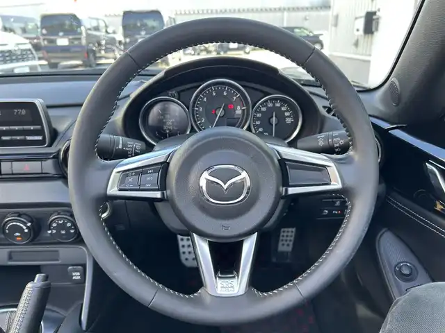マツダ ロードスター S 滋賀県 2022(令4)年 3.1万km ジェットブラックマイカ 純正カーオーディオ/(FM/AM/USB/AUX)/ETC/積込冬タイヤ/プリクラッシュブレーキアシスト	/スマート・シティブレーキサポート（後退時）（ＳＣＢＳ）/ブラインドスポットモニタリング（ＢＳＭ）/リアクロストラフィックアラート（ＲＣＴＡ）/レーンキープアシスト	/リアパーキングセンサー/電動格納ミラー/革巻きステアリング/ステアリングスイッチ/オートライト/LEDヘッドライト/マニュアルエアコン/プッシュスタート/スマートキー/社外フロアマット