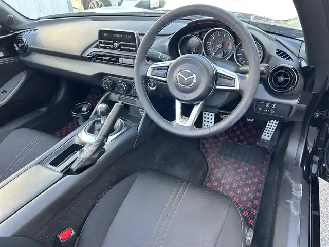 マツダ ロードスター S 滋賀県 2022(令4)年 3.1万km ジェットブラックマイカ 純正カーオーディオ/(FM/AM/USB/AUX)/ETC/積込冬タイヤ/プリクラッシュブレーキアシスト	/スマート・シティブレーキサポート（後退時）（ＳＣＢＳ）/ブラインドスポットモニタリング（ＢＳＭ）/リアクロストラフィックアラート（ＲＣＴＡ）/レーンキープアシスト	/リアパーキングセンサー/電動格納ミラー/革巻きステアリング/ステアリングスイッチ/オートライト/LEDヘッドライト/マニュアルエアコン/プッシュスタート/スマートキー/社外フロアマット