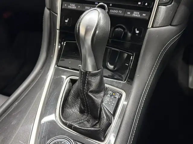 日産 スカイライン ハイブリッド 350GT Type P 三重県 2017(平29)年 3.7万km メテオフレークブラックパール ハイブリッド（プレミアムガソリン）/FR/MTモード付フロア7AT/純正 8インチ CARWINGSナビ/（FM/AM/CD/DVD/Music Box/TV/USB/iPod/Bluetooth/AUX/Audio APPS）/アラウンドビューモニター/ビルトインETC/安全/・PFCW（前方衝突予測警報）/・エマージェンシーブレーキ/・LDP（車線逸脱防止支援システム）/・LDW（車線逸脱警報）/・インテリジェント クルーズコントロール（追従機能付）/・DCA：ディスタンスコントロールアシスト（インテリジェントペダル）/・BSI（後側方衝突防止支援システム）/・BSW（後側方車両検知警報）/・フロント＆バックソナー/・VDC（ビークルダイナミクスコントロール）/など/装備/・本革シート/・シートヒーター（D/N）/・運転席、助手席パワーシート（スライド、リクライニング、リフター／運転席シートメモリー機能付）/・運転席電動ランバーサポート/・オートライト/・LED ヘッドライト＆フロントフォグライト/・ハイビームアシスト/・アクティブAFS/・ステアリングスイッチ/・17インチアルミ/など