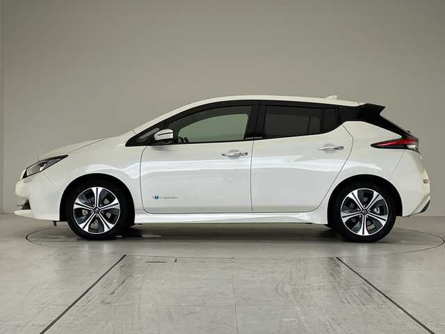 日産 リーフ X Vセレクション 愛知県 2020(令2)年 1.7万km ブリリアントホワイトパール 純正9型ディズプレイオーディオナビ/全方位カメラ/クルーズコントロール/シートヒーター/バックカメラ/コーナーセンサー/純正アルミホイール/ETC2.0/ブラインドスポットモニター/LEDヘッドライト/ステアリングヒーター/インテリジェントミラー/オートライト/ドライブレコーダー/衝突軽減システム/フルセグ/Bluetooth/ステアリングスイッチ/スマートキー/プッシュスタート