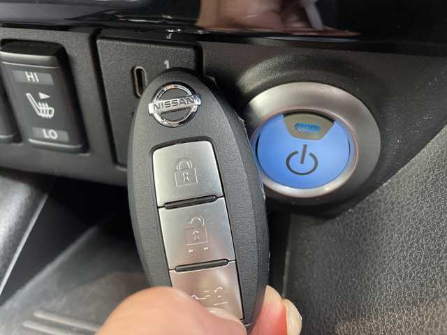 日産 リーフ X Vセレクション 愛知県 2020(令2)年 1.7万km ブリリアントホワイトパール 純正9型ディズプレイオーディオナビ/全方位カメラ/クルーズコントロール/シートヒーター/バックカメラ/コーナーセンサー/純正アルミホイール/ETC2.0/ブラインドスポットモニター/LEDヘッドライト/ステアリングヒーター/インテリジェントミラー/オートライト/ドライブレコーダー/衝突軽減システム/フルセグ/Bluetooth/ステアリングスイッチ/スマートキー/プッシュスタート