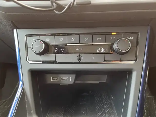 フォルクスワーゲン ポロ TSI Rライン 大阪府 2019(令1)年 3.8万km リーフブルーメタリック ワンオーナー/衝突被害軽減ブレーキ/レーダークルーズコントロール/ブラインドスポットモニタ/純正ナビ フルセグTV CD DVD BT/バックカメラ/コーナーセンサー/スマートキー 2個/前後ドラレコ/2.0ETC/フロントスポイラー/17インチ アルミホイール/パーキングアシスト/パドルシフト/LEDオートヘッドライト/前後フォグライト/W サイド カーテン エアバッグ/保証書 ナビ取説/禁煙車