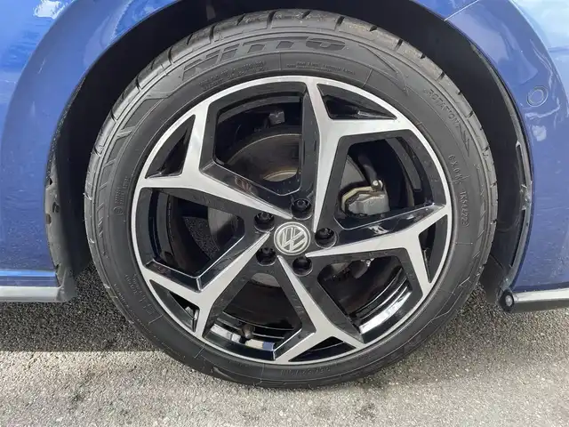 フォルクスワーゲン ポロ TSI Rライン 大阪府 2019(令1)年 3.8万km リーフブルーメタリック ワンオーナー/衝突被害軽減ブレーキ/レーダークルーズコントロール/ブラインドスポットモニタ/純正ナビ フルセグTV CD DVD BT/バックカメラ/コーナーセンサー/スマートキー 2個/前後ドラレコ/2.0ETC/フロントスポイラー/17インチ アルミホイール/パーキングアシスト/パドルシフト/LEDオートヘッドライト/前後フォグライト/W サイド カーテン エアバッグ/保証書 ナビ取説/禁煙車