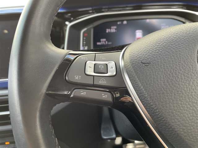 フォルクスワーゲン ポロ TSI Rライン 大阪府 2019(令1)年 3.8万km リーフブルーメタリック ワンオーナー/衝突被害軽減ブレーキ/レーダークルーズコントロール/ブラインドスポットモニタ/純正ナビ フルセグTV CD DVD BT/バックカメラ/コーナーセンサー/スマートキー 2個/前後ドラレコ/2.0ETC/フロントスポイラー/17インチ アルミホイール/パーキングアシスト/パドルシフト/LEDオートヘッドライト/前後フォグライト/W サイド カーテン エアバッグ/保証書 ナビ取説/禁煙車