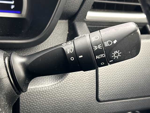 トヨタ ルーミー カスタムG 千葉県 2019(平31)年 3.3万km レーザーブルークリスタルシャイン 衝突軽減ブレーキ/コーナーセンサー（前後）/クルーズコントロール/アイドリングストップ/LEDヘッドライト/フォグランプ/オートライト/オートハイビーム/社外メモリーナビ（NXV987D）/（フルセグ/Bluetooth/Apple Car Play/Android Auto/CD/DVD/AM/FM)/バックカメラ/プッシュスタート/ステアリングスイッチ/革巻きステアリング/サイドバイザー/ウィンカーミラー/ETC/両側パワースライドドア/シートヒーター（D/N席）/スマートキー/ISO　FIX