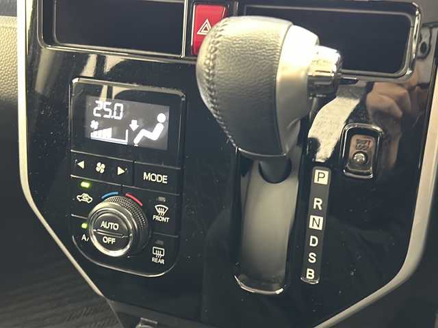 トヨタ ルーミー カスタムG 千葉県 2019(平31)年 3.3万km レーザーブルークリスタルシャイン 衝突軽減ブレーキ/コーナーセンサー（前後）/クルーズコントロール/アイドリングストップ/LEDヘッドライト/フォグランプ/オートライト/オートハイビーム/社外メモリーナビ（NXV987D）/（フルセグ/Bluetooth/Apple Car Play/Android Auto/CD/DVD/AM/FM)/バックカメラ/プッシュスタート/ステアリングスイッチ/革巻きステアリング/サイドバイザー/ウィンカーミラー/ETC/両側パワースライドドア/シートヒーター（D/N席）/スマートキー/ISO　FIX