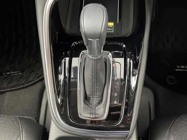 ホンダ ヴェゼル ハイブリッド e:HEV Z 道央・札幌 2023(令5)年 1.8万km プラチナホワイトパール ・４ＷＤ/・ワンオーナー/・ホンダセンシング/・アクティブクルーズコントロール/・純正ナビ/・Bluetooth/USB/フルセグTV/・バックカメラ/・ハーフレザーシート/・前席シートヒーター/・ステアリングヒーター/・パワーバックドア/・LEDヘッドライト/・パドルシフト/・オートライト/・オートマチックハイビーム/・スマートキー/・スペアキー１本/・レーンキープアシスト/・ブラインドスポットモニター/・衝突被害軽減ブレーキ/・横滑り防止装置/・盗難防止装置/・純正ドライブレコーダー前後（DRH-224SD）/・ETC2.0/・ワイヤレス充電