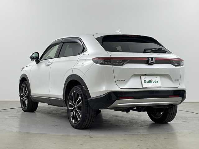 ホンダ ヴェゼル ハイブリッド e:HEV Z 道央・札幌 2023(令5)年 1.8万km プラチナホワイトパール ・４ＷＤ/・ワンオーナー/・ホンダセンシング/・アクティブクルーズコントロール/・純正ナビ/・Bluetooth/USB/フルセグTV/・バックカメラ/・ハーフレザーシート/・前席シートヒーター/・ステアリングヒーター/・パワーバックドア/・LEDヘッドライト/・パドルシフト/・オートライト/・オートマチックハイビーム/・スマートキー/・スペアキー１本/・レーンキープアシスト/・ブラインドスポットモニター/・衝突被害軽減ブレーキ/・横滑り防止装置/・盗難防止装置/・純正ドライブレコーダー前後（DRH-224SD）/・ETC2.0/・ワイヤレス充電