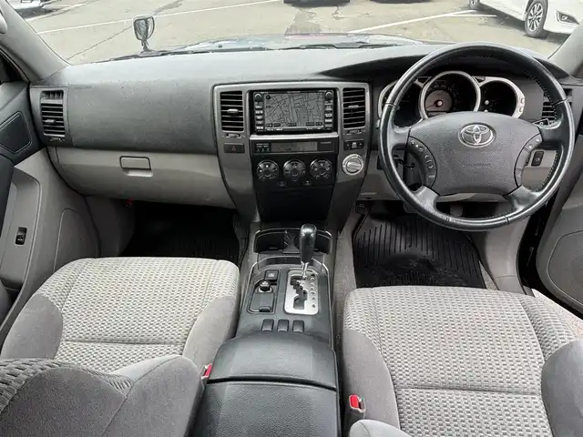 トヨタ ハイラックス サーフ SSR－X LTD 東京都 2007(平19)年 5万km ブラック TOYOTA純正ナビ/６スピーカー/ETC/バックカメラ/４WD/センターデフロック/トランスファースイッチ/ハロゲンヘッドランプ/フロントフォグランプ/コンライト（オートライト）/スモーク加飾メッキフロントグリル/ボディ同色バンパー/ボディ同色オーバーフェンダー/クラディックパネル/照明付ブラックサイドステップ/ボディ同色電動格納ドアミラー/アウトサイドドアハンドル/リアスポイラー/LED式ハイマウントストップランプ/ルーフレール（ブラック）/ボディ同色リアナンバープレートガーニッシュ/プライバシーガラス/ダークグレーメタリック調パネル/ブラックエアコンパネル/アナログメーター/ウレタン製ステアリングホイール/SRSエアバック  （運転席/助手席）/オートエアコン/チケットホルダー付サンバイザー（運転席側）/サンバイザー（助手席側）/ベージュジャガード織物コンビシート/ダブルデッキ/トレイ/リモコンキー/イモビライザー/AC100Vコンセント/ETC