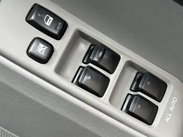 トヨタ ハイラックス サーフ SSR－X LTD 東京都 2007(平19)年 5万km ブラック TOYOTA純正ナビ/６スピーカー/ETC/バックカメラ/４WD/センターデフロック/トランスファースイッチ/ハロゲンヘッドランプ/フロントフォグランプ/コンライト（オートライト）/スモーク加飾メッキフロントグリル/ボディ同色バンパー/ボディ同色オーバーフェンダー/クラディックパネル/照明付ブラックサイドステップ/ボディ同色電動格納ドアミラー/アウトサイドドアハンドル/リアスポイラー/LED式ハイマウントストップランプ/ルーフレール（ブラック）/ボディ同色リアナンバープレートガーニッシュ/プライバシーガラス/ダークグレーメタリック調パネル/ブラックエアコンパネル/アナログメーター/ウレタン製ステアリングホイール/SRSエアバック  （運転席/助手席）/オートエアコン/チケットホルダー付サンバイザー（運転席側）/サンバイザー（助手席側）/ベージュジャガード織物コンビシート/ダブルデッキ/トレイ/リモコンキー/イモビライザー/AC100Vコンセント/ETC