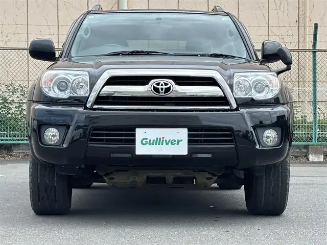 トヨタ ハイラックス サーフ SSR－X LTD 東京都 2007(平19)年 5万km ブラック TOYOTA純正ナビ/６スピーカー/ETC/バックカメラ/４WD/センターデフロック/トランスファースイッチ/ハロゲンヘッドランプ/フロントフォグランプ/コンライト（オートライト）/スモーク加飾メッキフロントグリル/ボディ同色バンパー/ボディ同色オーバーフェンダー/クラディックパネル/照明付ブラックサイドステップ/ボディ同色電動格納ドアミラー/アウトサイドドアハンドル/リアスポイラー/LED式ハイマウントストップランプ/ルーフレール（ブラック）/ボディ同色リアナンバープレートガーニッシュ/プライバシーガラス/ダークグレーメタリック調パネル/ブラックエアコンパネル/アナログメーター/ウレタン製ステアリングホイール/SRSエアバック  （運転席/助手席）/オートエアコン/チケットホルダー付サンバイザー（運転席側）/サンバイザー（助手席側）/ベージュジャガード織物コンビシート/ダブルデッキ/トレイ/リモコンキー/イモビライザー/AC100Vコンセント/ETC