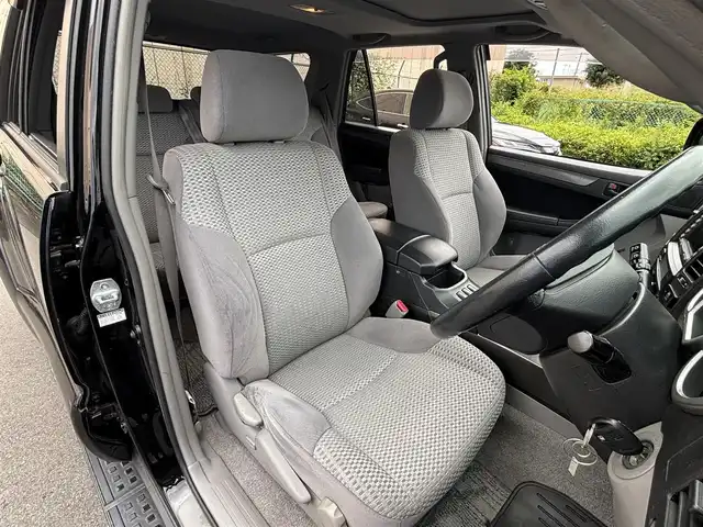 トヨタ ハイラックス サーフ SSR－X LTD 東京都 2007(平19)年 5万km ブラック TOYOTA純正ナビ/６スピーカー/ETC/バックカメラ/４WD/センターデフロック/トランスファースイッチ/ハロゲンヘッドランプ/フロントフォグランプ/コンライト（オートライト）/スモーク加飾メッキフロントグリル/ボディ同色バンパー/ボディ同色オーバーフェンダー/クラディックパネル/照明付ブラックサイドステップ/ボディ同色電動格納ドアミラー/アウトサイドドアハンドル/リアスポイラー/LED式ハイマウントストップランプ/ルーフレール（ブラック）/ボディ同色リアナンバープレートガーニッシュ/プライバシーガラス/ダークグレーメタリック調パネル/ブラックエアコンパネル/アナログメーター/ウレタン製ステアリングホイール/SRSエアバック  （運転席/助手席）/オートエアコン/チケットホルダー付サンバイザー（運転席側）/サンバイザー（助手席側）/ベージュジャガード織物コンビシート/ダブルデッキ/トレイ/リモコンキー/イモビライザー/AC100Vコンセント/ETC
