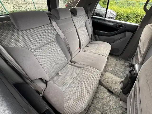 トヨタ ハイラックス サーフ SSR－X LTD 東京都 2007(平19)年 5万km ブラック TOYOTA純正ナビ/６スピーカー/ETC/バックカメラ/４WD/センターデフロック/トランスファースイッチ/ハロゲンヘッドランプ/フロントフォグランプ/コンライト（オートライト）/スモーク加飾メッキフロントグリル/ボディ同色バンパー/ボディ同色オーバーフェンダー/クラディックパネル/照明付ブラックサイドステップ/ボディ同色電動格納ドアミラー/アウトサイドドアハンドル/リアスポイラー/LED式ハイマウントストップランプ/ルーフレール（ブラック）/ボディ同色リアナンバープレートガーニッシュ/プライバシーガラス/ダークグレーメタリック調パネル/ブラックエアコンパネル/アナログメーター/ウレタン製ステアリングホイール/SRSエアバック  （運転席/助手席）/オートエアコン/チケットホルダー付サンバイザー（運転席側）/サンバイザー（助手席側）/ベージュジャガード織物コンビシート/ダブルデッキ/トレイ/リモコンキー/イモビライザー/AC100Vコンセント/ETC