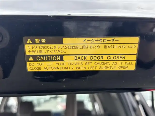 トヨタ ハイラックス サーフ SSR－X LTD 東京都 2007(平19)年 5万km ブラック TOYOTA純正ナビ/６スピーカー/ETC/バックカメラ/４WD/センターデフロック/トランスファースイッチ/ハロゲンヘッドランプ/フロントフォグランプ/コンライト（オートライト）/スモーク加飾メッキフロントグリル/ボディ同色バンパー/ボディ同色オーバーフェンダー/クラディックパネル/照明付ブラックサイドステップ/ボディ同色電動格納ドアミラー/アウトサイドドアハンドル/リアスポイラー/LED式ハイマウントストップランプ/ルーフレール（ブラック）/ボディ同色リアナンバープレートガーニッシュ/プライバシーガラス/ダークグレーメタリック調パネル/ブラックエアコンパネル/アナログメーター/ウレタン製ステアリングホイール/SRSエアバック  （運転席/助手席）/オートエアコン/チケットホルダー付サンバイザー（運転席側）/サンバイザー（助手席側）/ベージュジャガード織物コンビシート/ダブルデッキ/トレイ/リモコンキー/イモビライザー/AC100Vコンセント/ETC