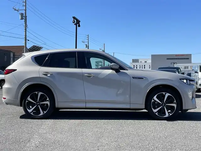マツダ ＣＸ－６０ XD HV プレミアムモダン 道央・札幌 2022(令4)年 6.2万km プラチナクォーツメタリック ４WD/BOSEサウンドシステム/純正メーカーナビ/AM/FM/BT/フルセグ/衝突被害軽減ブレーキ/横滑り防止装置/トランクションコントロールシステム/レーダークルーズコントロール/ダウンヒルアシストコントロール/クリアランスソナー/ブラインドスポットモニター/全方位カメラ/ビルトインETC/ドライブレコーダー/アイドリングストップ/Mi-DRIVE/サンルーフ/パワーバックドア/メモリーリアゲート/前席パワーシート/D席メモリーシート/全席シートヒーター/前席エアシート/レザーシート/革巻きステアリング/ステアリングリモコン/パドルシフト/AC100V/置くだけ充電/電動パーキング/オートブレーキホールド/プッシュスタート/スマートキー/LEDヘッドライト/オートライト/フォグランプ/電動格納ミラー/ウィンカーミラー/純正フロアマット