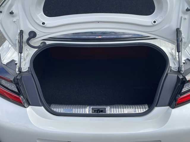 トヨタ ＧＲ８６ RZ 福岡県 2023(令5)年 0.2万km クリスタルホワイトパール 【ワンオーナー】/登録時距離1187Km/社外ナビ（AM/FM/CD/DVD/SD/USB/AUX/Bluetooth/フルセグTV）/革調シートカバー/クルーズコントロール/横滑り防止/シートヒーター（運転席/助手席）/ETC/オートライト/フォグランプ/純正フロアマット/純正アルミホイール/プッシュスタート/保証書/取扱説明書/スペアキー×１