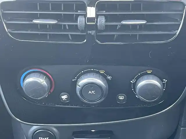 ルノー ルーテシア ゼン 岡山県 2016(平28)年 5.8万km ルージュフラムM 登録時走行距離57270km/５MT/純正ナビ/横滑り防止装置/クルーズコントロール/オートライト/アイドリングストップ/16インチ純正AW/純正フロアマット/カードキー/プッシュスタート/保証書/取扱説明書