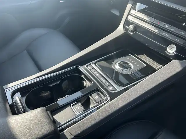 ジャガー Ｆペース ピュア 福岡県 2018(平30)年 5万km フジホワイト ＭＥＲＩＤＩＡＮ　/黒革シート/シートヒーター　/純正ナビ/フルセグTV/全方位カメラ　/Ｂｌｕｅｔｏｏｔｈ　/ＬＥＤヘッドライト/オートハイビーム/パワーバックドア　/前後ドライブレコーダー/純正１９インチアルミホイール　/ＥＴＣ