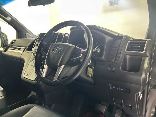 トヨタ グランエース プレミアム 佐賀県 2020(令2)年 4万km ブラック 純正8インチディスプレイオーディオ/フルセグTV/Miracast/Bluetooth/全方位カメラ/純正12．１インチフリップダウンモニター/衝突被害軽減システム/レーダークルーズコントロール/レーンアシスト/ブラインドスポットモニター/パーキングサポートブレーキ/ロードサインアシスト/後退時交差車両検知警報/先行車発進告知機能/横滑り防止装置/オートライト/オートマチックハイビーム/LEDヘッドライト/LEDフォグライト/オートワイパー/前後ドライブレコーダー/ビルトインETC/両側パワースライドドア/デジタルインナールームミラー/レーザーシート/運転席・助手席パワーシート/全席シートヒーター/ISOFIX対応/純正17インチアルミホイール/純正フロアマット/純正ドアバイザー/後席サンシェード/ステアリングスイッチ