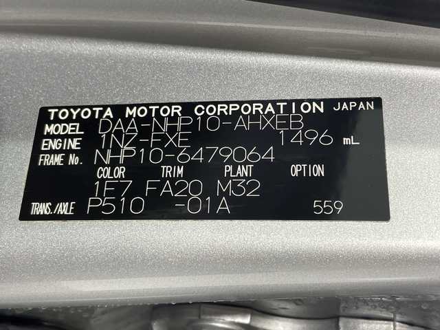 トヨタ アクア 沖縄県 2015(平27)年 6.9万km シルバーM 県外仕入れ/禁煙車/純正ナビ（NSZT-W64）/・ＣＤ／ＤＶＤ/・Ｂｌｕｅｔｏｏｔｈ/・フルセグＴＶ/バックカメラ/ETC/レーンディパーチャーアラート/プリクラクションセーフティ/オートマチックハイビーム/フォグライト