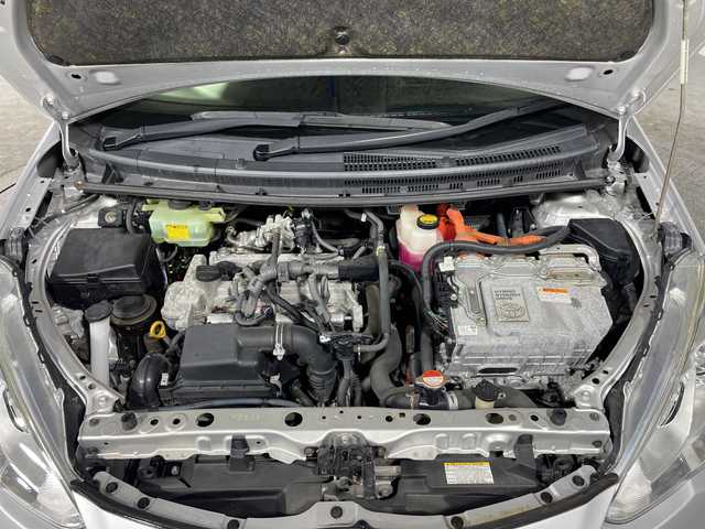 トヨタ アクア 沖縄県 2015(平27)年 6.9万km シルバーM 県外仕入れ/禁煙車/純正ナビ（NSZT-W64）/・ＣＤ／ＤＶＤ/・Ｂｌｕｅｔｏｏｔｈ/・フルセグＴＶ/バックカメラ/ETC/レーンディパーチャーアラート/プリクラクションセーフティ/オートマチックハイビーム/フォグライト