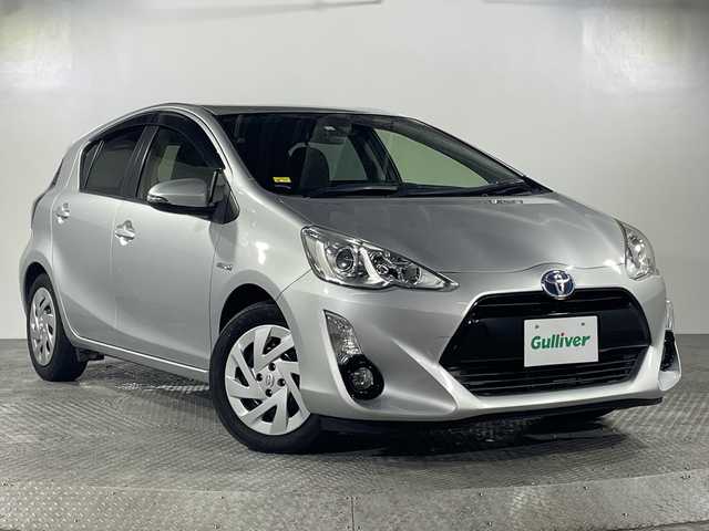 トヨタ アクア 沖縄県 2015(平27)年 6.9万km シルバーM 県外仕入れ/禁煙車/純正ナビ（NSZT-W64）/・ＣＤ／ＤＶＤ/・Ｂｌｕｅｔｏｏｔｈ/・フルセグＴＶ/バックカメラ/ETC/レーンディパーチャーアラート/プリクラクションセーフティ/オートマチックハイビーム/フォグライト