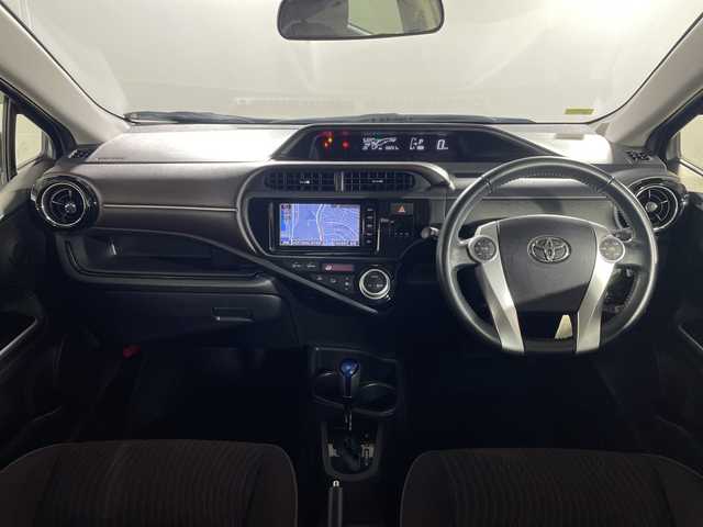 トヨタ アクア 沖縄県 2015(平27)年 6.9万km シルバーM 県外仕入れ/禁煙車/純正ナビ（NSZT-W64）/・ＣＤ／ＤＶＤ/・Ｂｌｕｅｔｏｏｔｈ/・フルセグＴＶ/バックカメラ/ETC/レーンディパーチャーアラート/プリクラクションセーフティ/オートマチックハイビーム/フォグライト