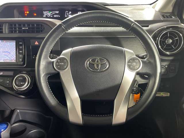 トヨタ アクア 沖縄県 2015(平27)年 6.9万km シルバーM 県外仕入れ/禁煙車/純正ナビ（NSZT-W64）/・ＣＤ／ＤＶＤ/・Ｂｌｕｅｔｏｏｔｈ/・フルセグＴＶ/バックカメラ/ETC/レーンディパーチャーアラート/プリクラクションセーフティ/オートマチックハイビーム/フォグライト