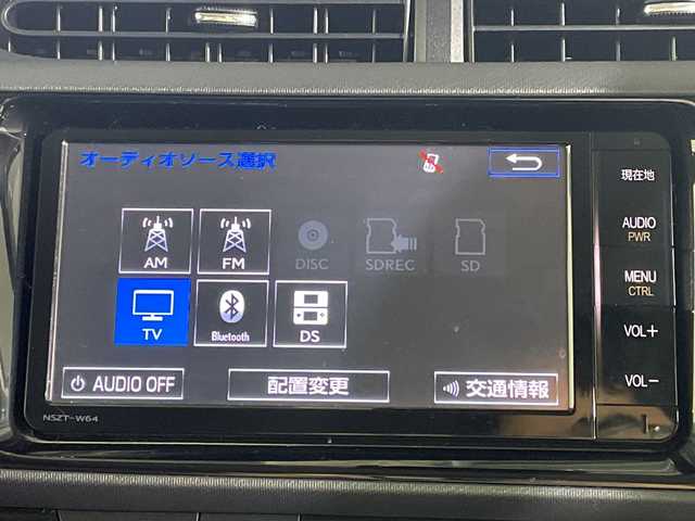 トヨタ アクア 沖縄県 2015(平27)年 6.9万km シルバーM 県外仕入れ/禁煙車/純正ナビ（NSZT-W64）/・ＣＤ／ＤＶＤ/・Ｂｌｕｅｔｏｏｔｈ/・フルセグＴＶ/バックカメラ/ETC/レーンディパーチャーアラート/プリクラクションセーフティ/オートマチックハイビーム/フォグライト