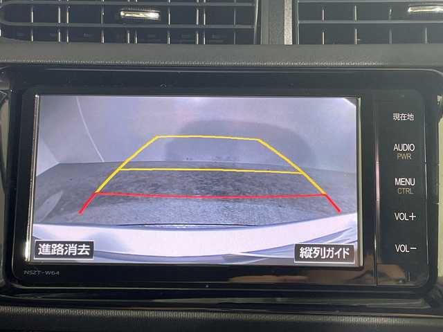 トヨタ アクア 沖縄県 2015(平27)年 6.9万km シルバーM 県外仕入れ/禁煙車/純正ナビ（NSZT-W64）/・ＣＤ／ＤＶＤ/・Ｂｌｕｅｔｏｏｔｈ/・フルセグＴＶ/バックカメラ/ETC/レーンディパーチャーアラート/プリクラクションセーフティ/オートマチックハイビーム/フォグライト