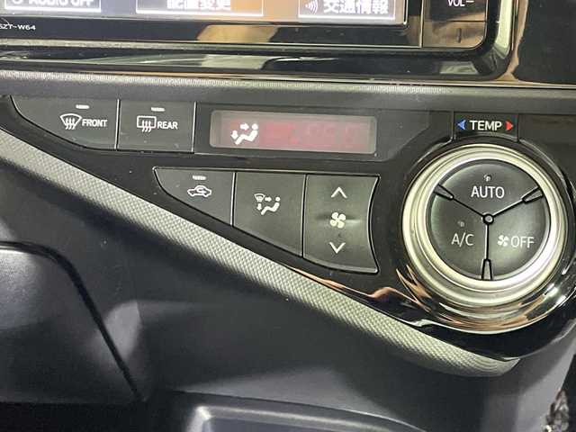 トヨタ アクア 沖縄県 2015(平27)年 6.9万km シルバーM 県外仕入れ/禁煙車/純正ナビ（NSZT-W64）/・ＣＤ／ＤＶＤ/・Ｂｌｕｅｔｏｏｔｈ/・フルセグＴＶ/バックカメラ/ETC/レーンディパーチャーアラート/プリクラクションセーフティ/オートマチックハイビーム/フォグライト