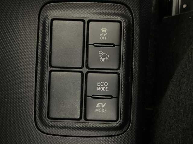 トヨタ アクア 沖縄県 2015(平27)年 6.9万km シルバーM 県外仕入れ/禁煙車/純正ナビ（NSZT-W64）/・ＣＤ／ＤＶＤ/・Ｂｌｕｅｔｏｏｔｈ/・フルセグＴＶ/バックカメラ/ETC/レーンディパーチャーアラート/プリクラクションセーフティ/オートマチックハイビーム/フォグライト