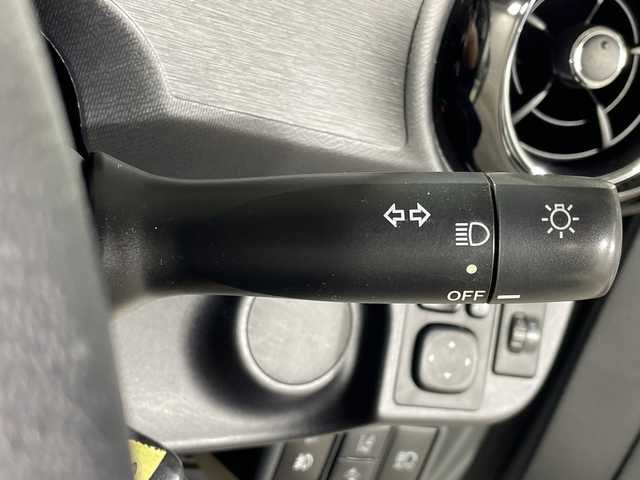 トヨタ アクア 沖縄県 2015(平27)年 6.9万km シルバーM 県外仕入れ/禁煙車/純正ナビ（NSZT-W64）/・ＣＤ／ＤＶＤ/・Ｂｌｕｅｔｏｏｔｈ/・フルセグＴＶ/バックカメラ/ETC/レーンディパーチャーアラート/プリクラクションセーフティ/オートマチックハイビーム/フォグライト