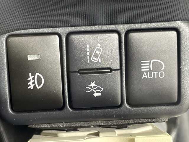 トヨタ アクア 沖縄県 2015(平27)年 6.9万km シルバーM 県外仕入れ/禁煙車/純正ナビ（NSZT-W64）/・ＣＤ／ＤＶＤ/・Ｂｌｕｅｔｏｏｔｈ/・フルセグＴＶ/バックカメラ/ETC/レーンディパーチャーアラート/プリクラクションセーフティ/オートマチックハイビーム/フォグライト