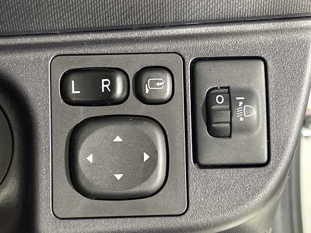 トヨタ アクア 沖縄県 2015(平27)年 6.9万km シルバーM 県外仕入れ/禁煙車/純正ナビ（NSZT-W64）/・ＣＤ／ＤＶＤ/・Ｂｌｕｅｔｏｏｔｈ/・フルセグＴＶ/バックカメラ/ETC/レーンディパーチャーアラート/プリクラクションセーフティ/オートマチックハイビーム/フォグライト