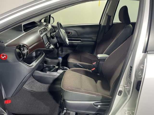 トヨタ アクア 沖縄県 2015(平27)年 6.9万km シルバーM 県外仕入れ/禁煙車/純正ナビ（NSZT-W64）/・ＣＤ／ＤＶＤ/・Ｂｌｕｅｔｏｏｔｈ/・フルセグＴＶ/バックカメラ/ETC/レーンディパーチャーアラート/プリクラクションセーフティ/オートマチックハイビーム/フォグライト